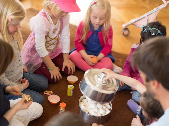 Zauberer Zauberhut Raphael der Wolf Mentalmagie & Gedankenleser, Kinderzauberer aus Zürich Schweiz Zauberkuchen