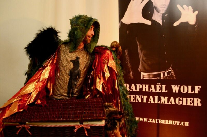 Zauberer Zauberhut Raphael der Wolf Mentalmagie & Gedankenleser, Kinderzauber Show Zürich Schweiz Zauberkuchen für Kinder